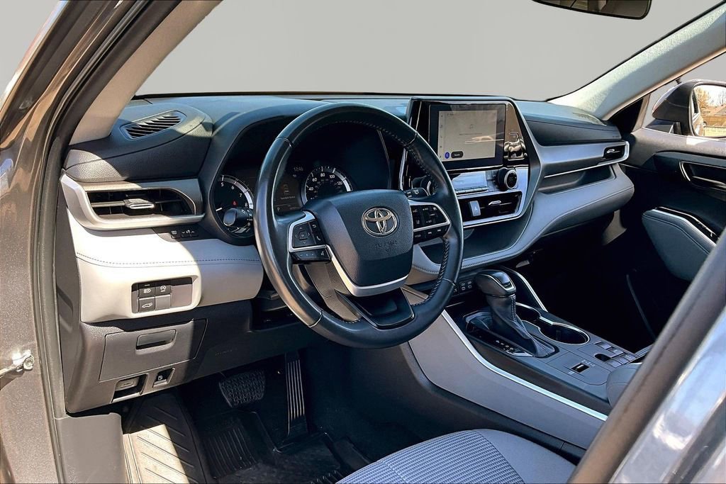 Used 2023 Toyota Highlander LE image 14