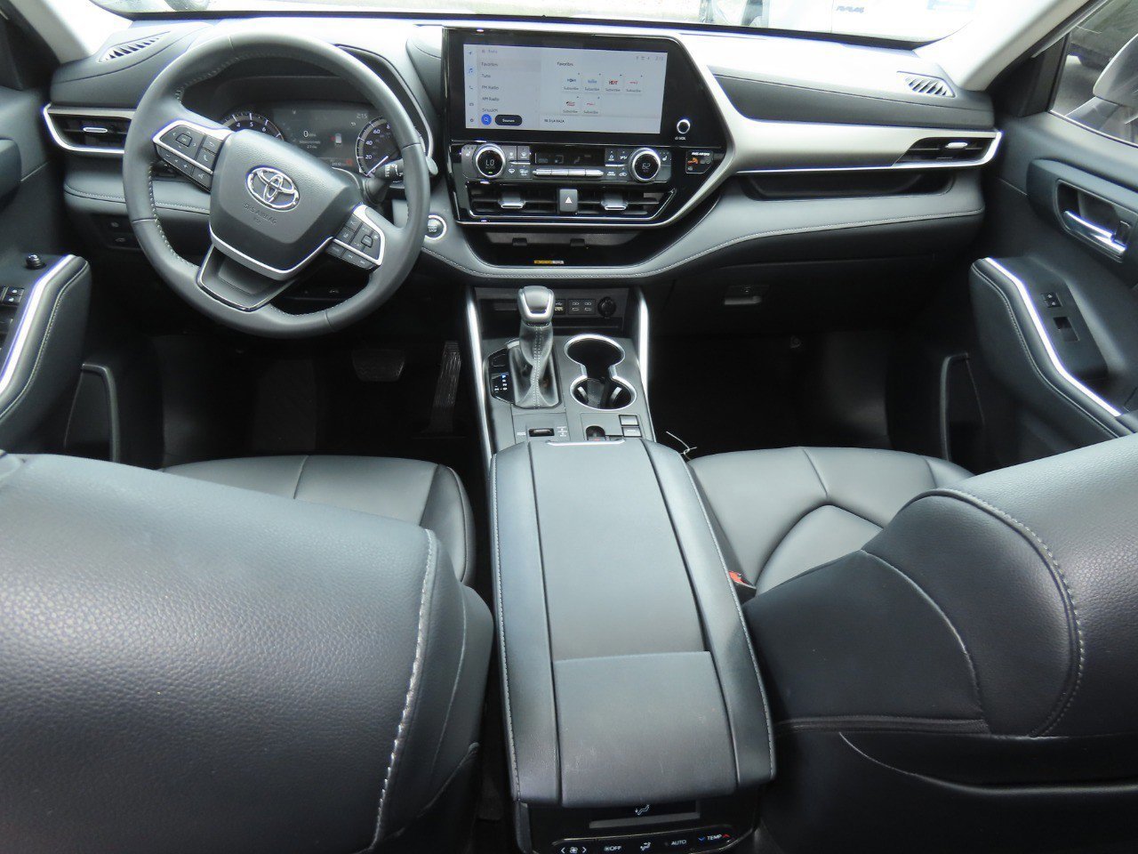 Used 2024 Toyota Highlander XLE FWD image 23