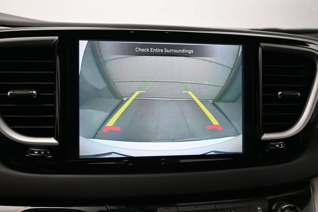 Used 2024 Chrysler Pacifica Touring-L FWD image 19