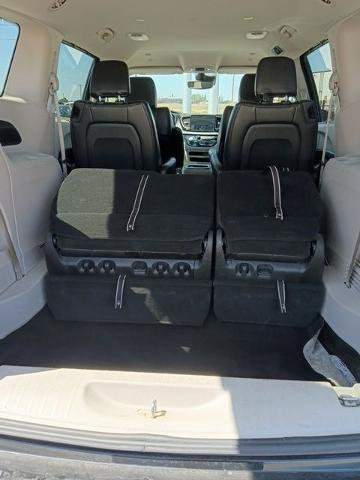 Used 2023 Chrysler Pacifica Touring-L FWD image 18