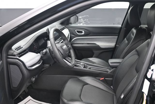 Used 2025 Jeep Compass Latitude AWD/4WD image 6