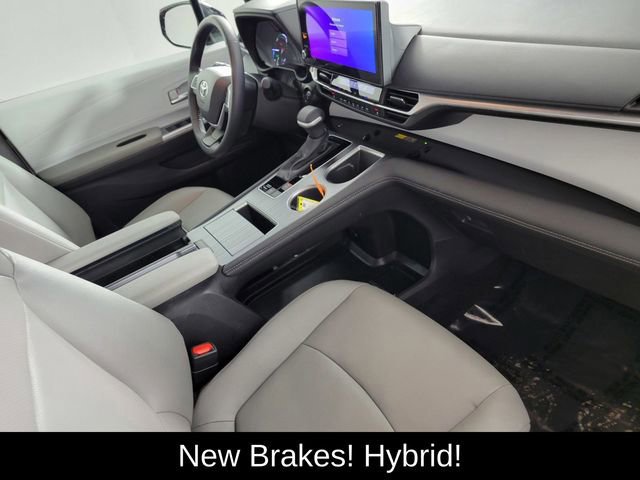 Used 2025 Toyota Sienna XLE w/ XLE Plus Package image 18