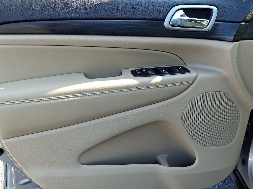 Used 2019 Jeep Grand Cherokee Laredo AWD/4WD image 12
