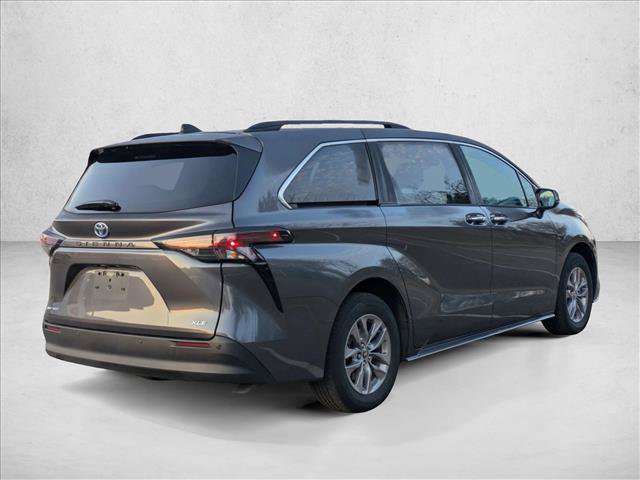 Used 2025 Toyota Sienna XLE AWD/4WD image 5