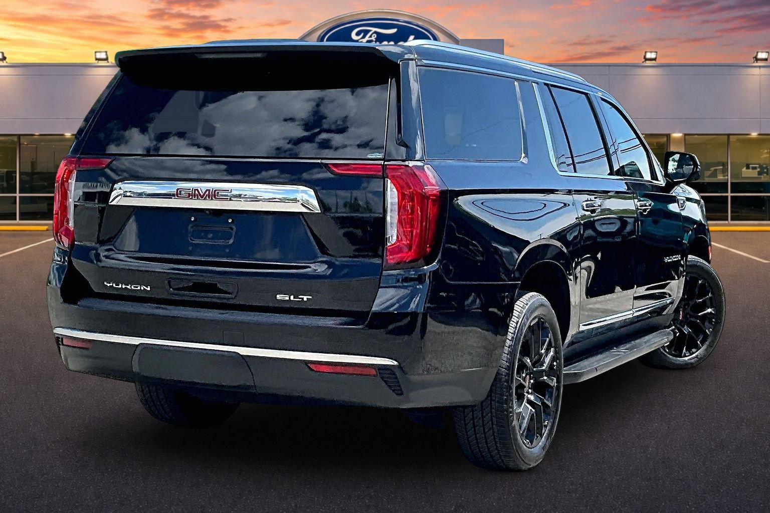 Used 2023 GMC Yukon XL SLT w/ SLT Premium Package AWD/4WD image 13