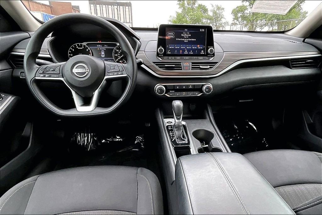 Used 2025 Nissan Altima 2.5 SV FWD image 14