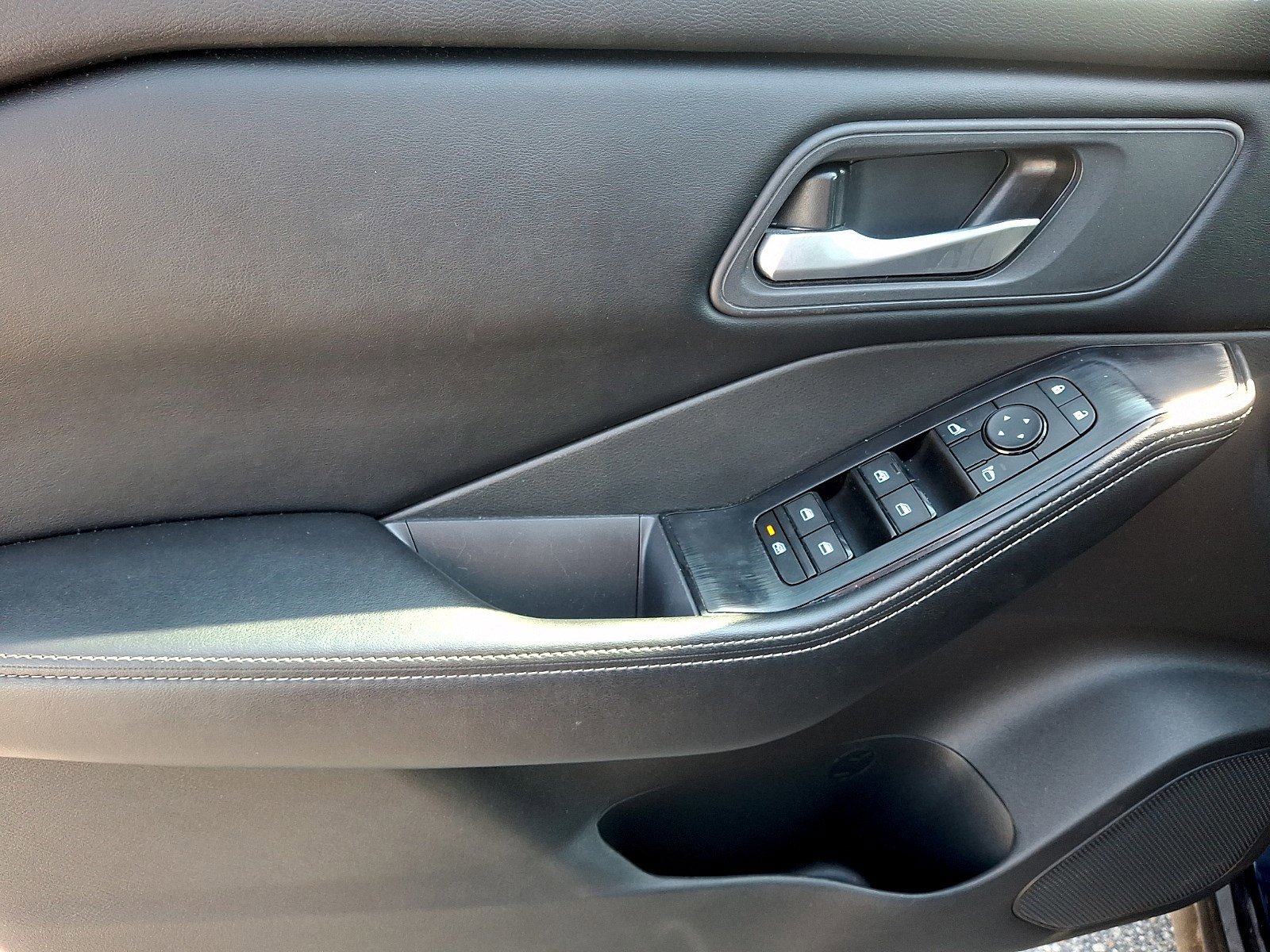 Used 2024 Nissan Rogue SV FWD image 11