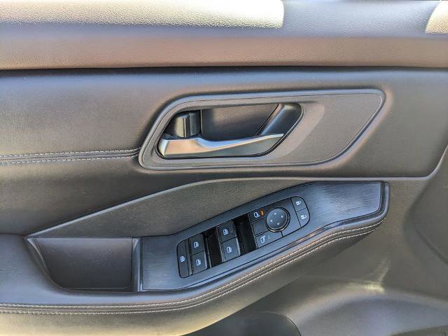 Used 2023 Nissan Rogue SV w/ SV Premium Package AWD/4WD image 16