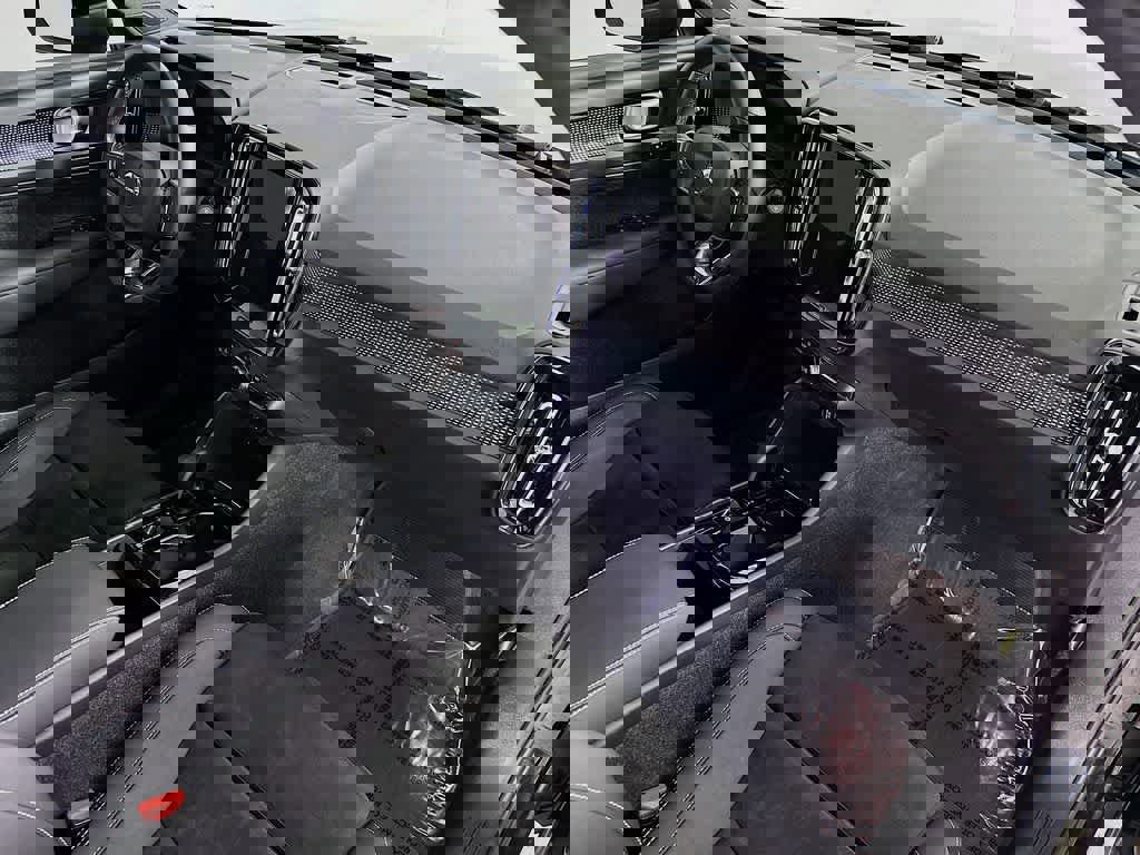 Used 2023 Volvo XC40 B5 Plus image 31