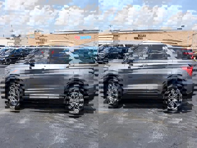 Certified 2025 Ford Explorer Platinum image 3