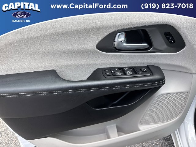 Used 2025 Chrysler Pacifica Select FWD image 19