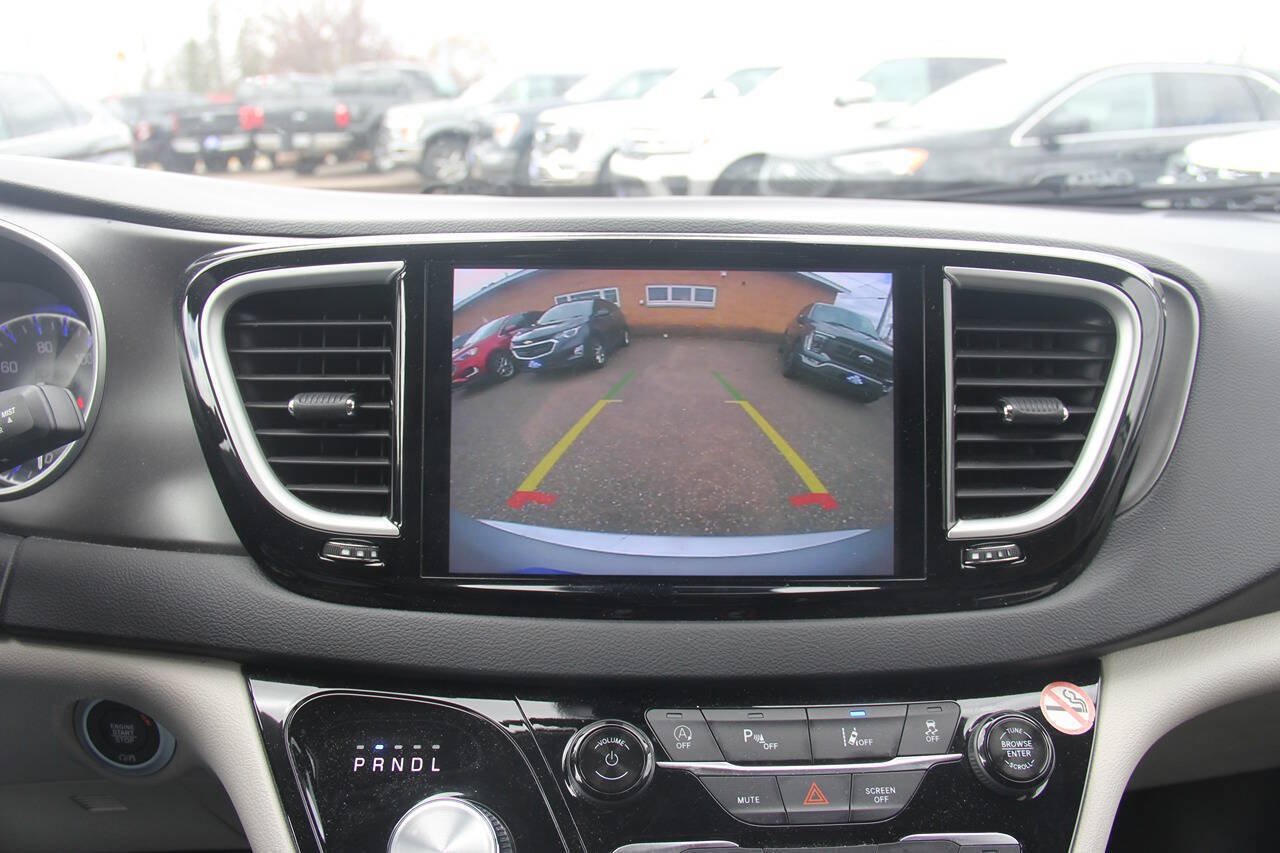 Used 2024 Chrysler Pacifica Touring-L FWD image 39
