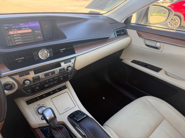 Used 2017 Lexus ES 300h w/ Luxury Package image 17