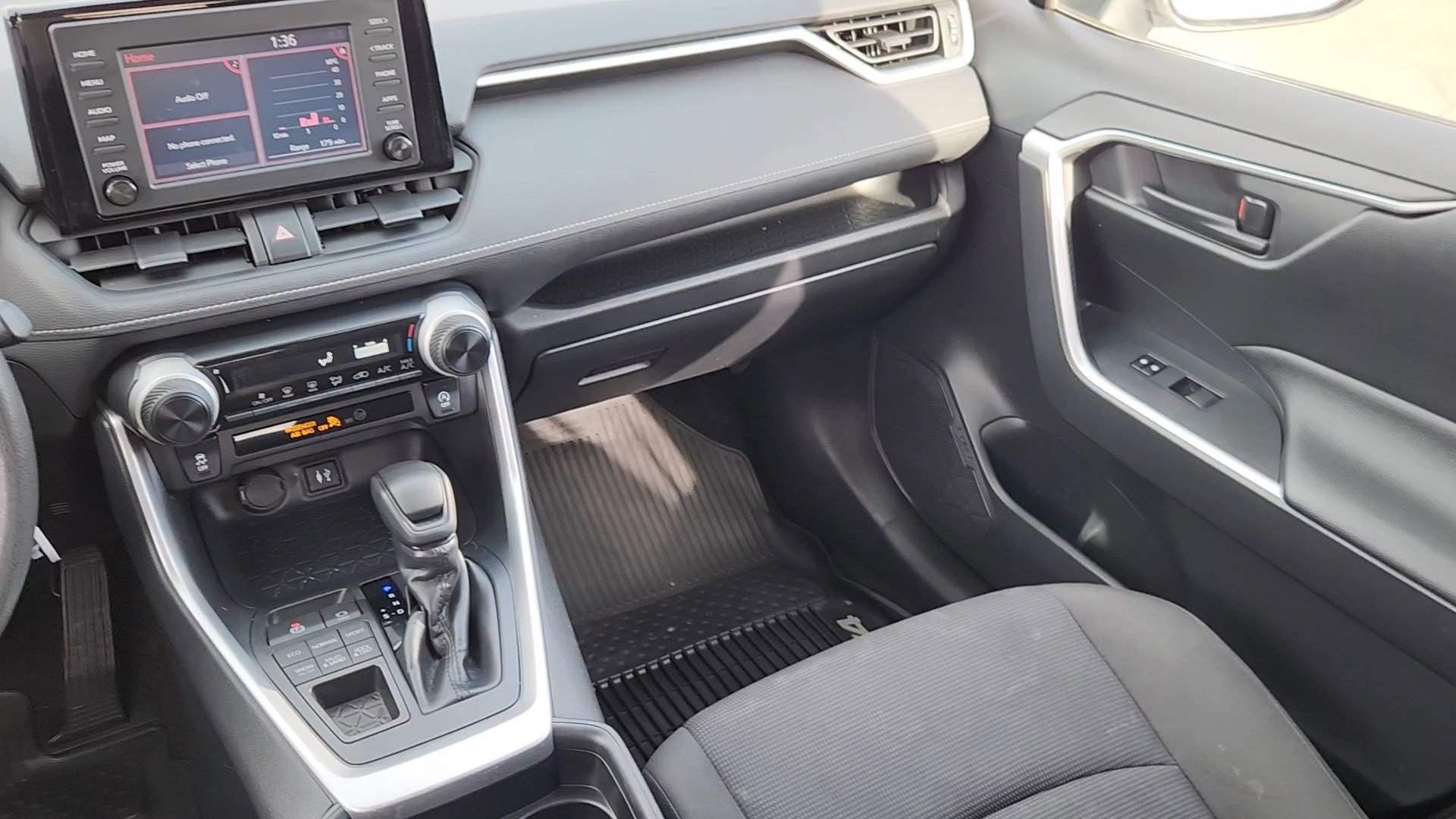 Used 2019 Toyota RAV4 LE image 17