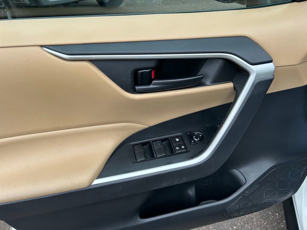 Used 2021 Toyota RAV4 LE AWD/4WD image 13