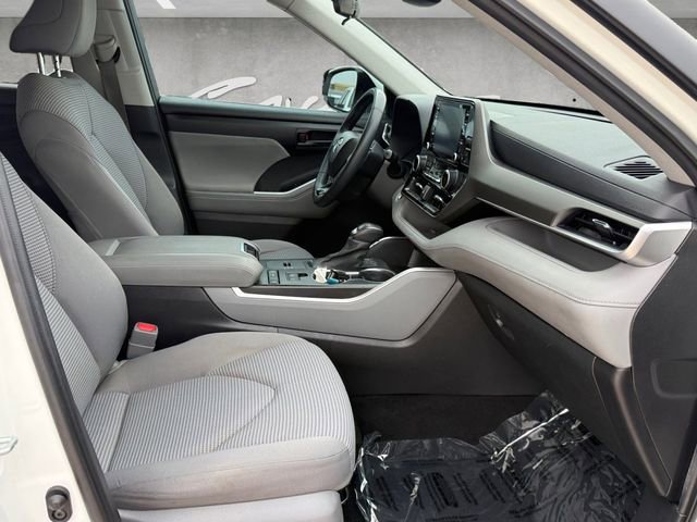 Used 2021 Toyota Highlander LE FWD image 25