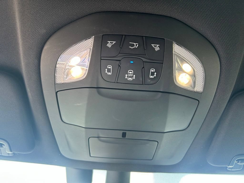 Used 2020 Chrysler Pacifica Limited FWD image 33