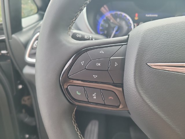 Used 2025 Chrysler Pacifica Limited FWD image 14