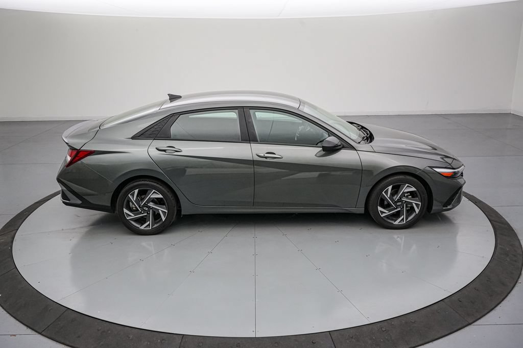 Used 2025 Hyundai Elantra Sport FWD image 3