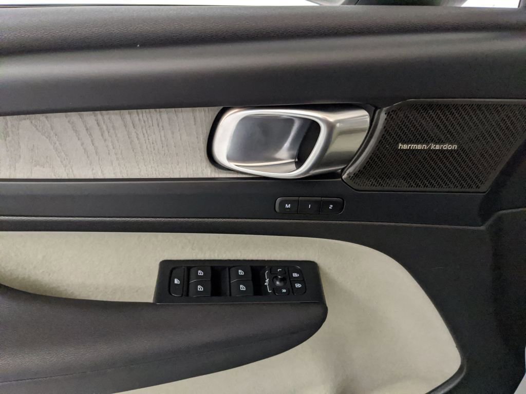 Used 2023 Volvo XC40 B5 Ultimate w/ Climate Package image 15