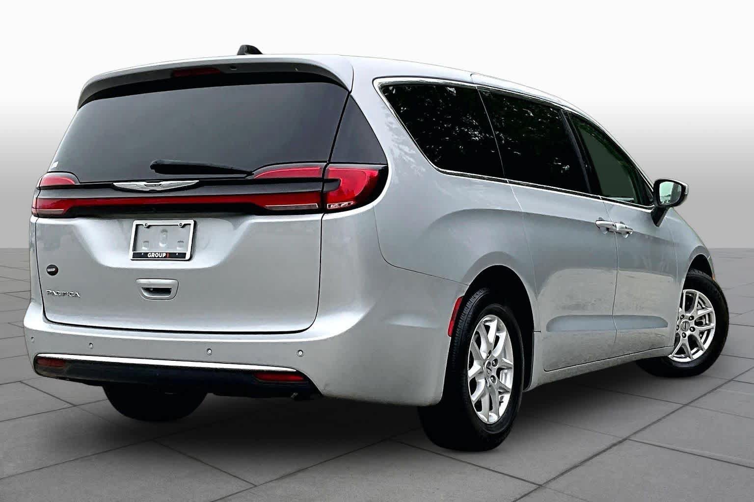Used 2023 Chrysler Pacifica Touring-L FWD image 13
