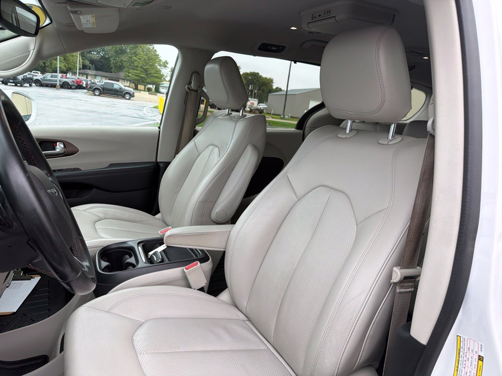 Used 2018 Chrysler Pacifica Touring-L w/ Tire & Wheel Group FWD image 12
