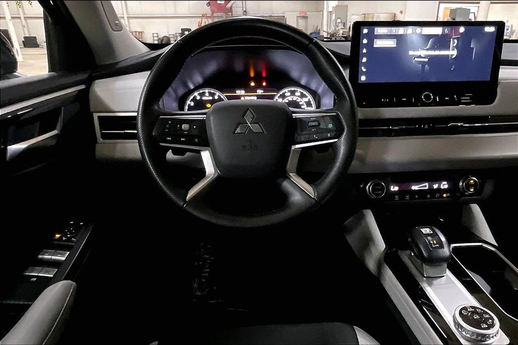 Used 2025 Mitsubishi Outlander SE AWD/4WD image 5