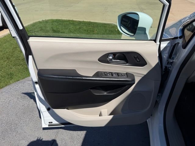 Used 2021 Chrysler Pacifica Touring-L FWD image 9