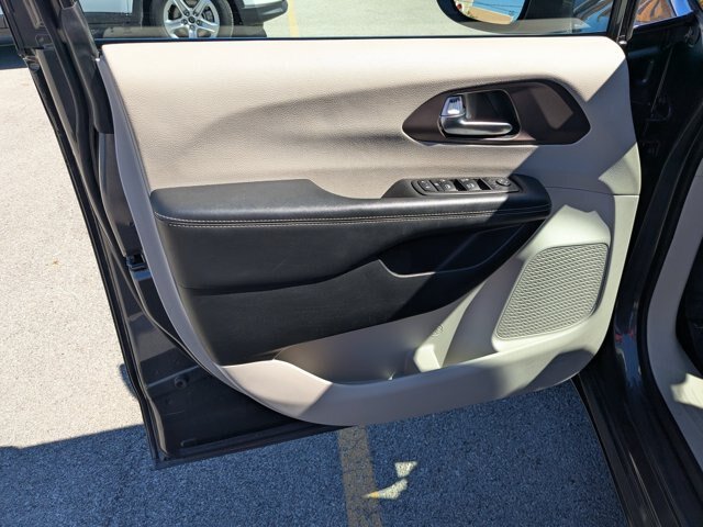 Used 2023 Chrysler Voyager LX FWD image 11