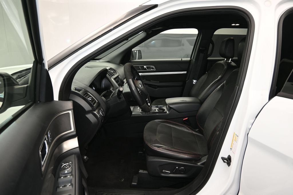 Certified 2018 Ford Explorer XLT w/ Equipment Group 202A FWD image 13
