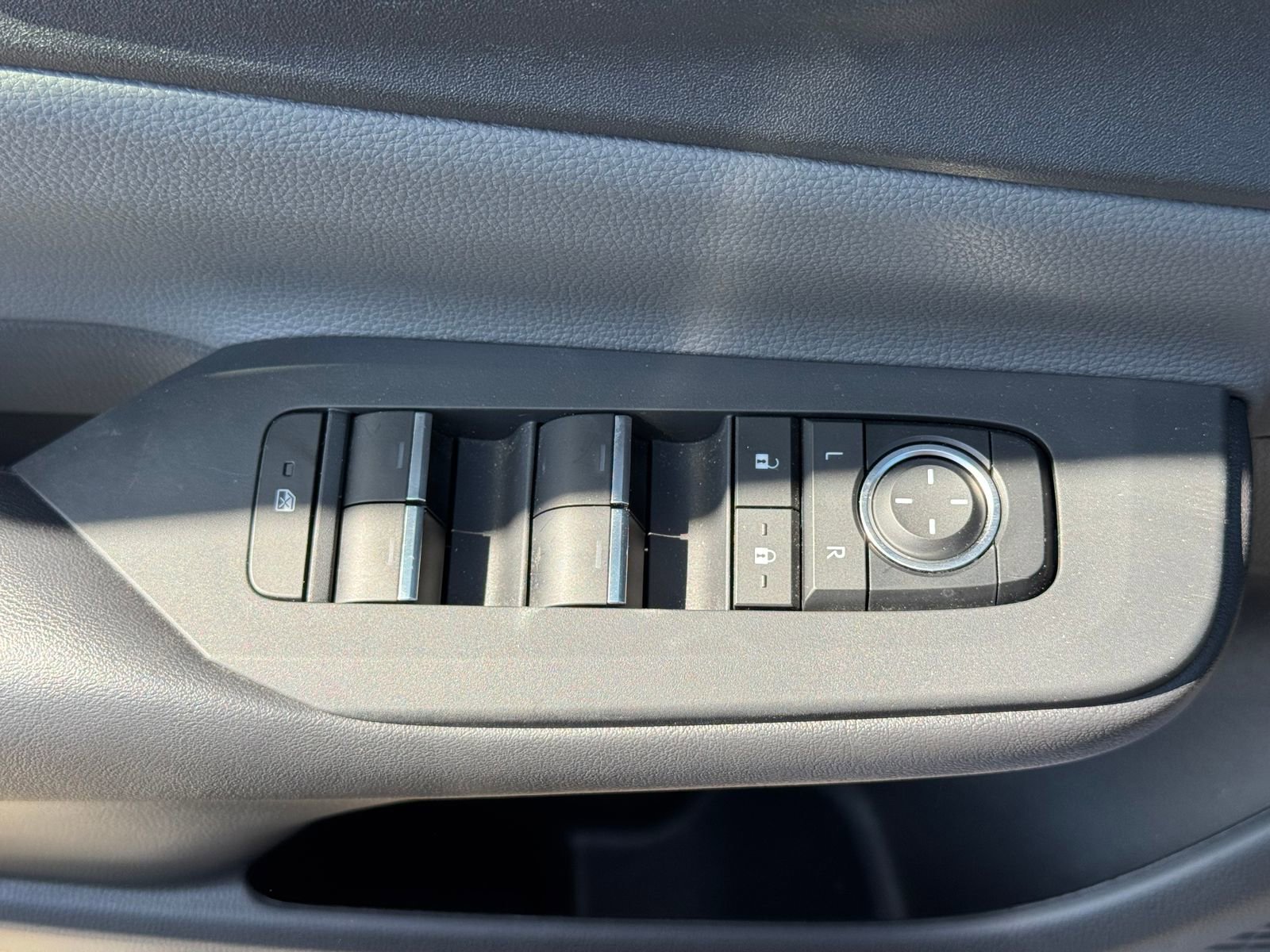 Used 2024 Toyota Prius XLE FWD image 13