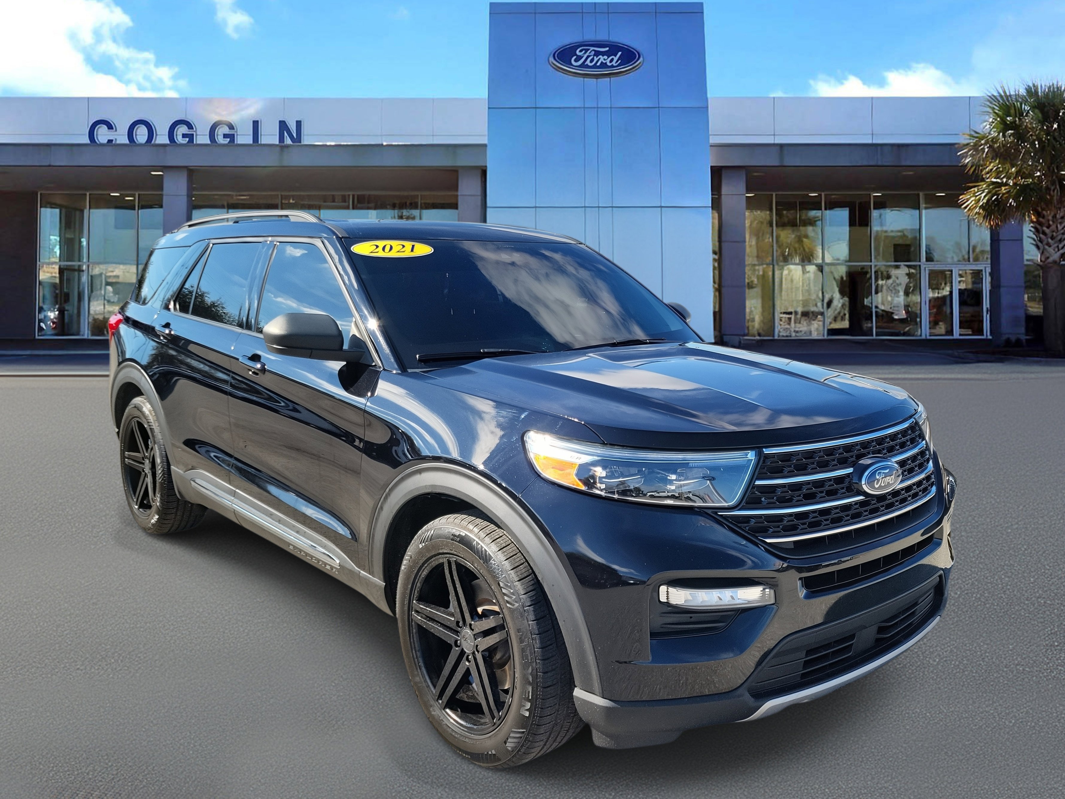 Certified 2021 Ford Explorer XLT w/ Equipment Group 202A image 4