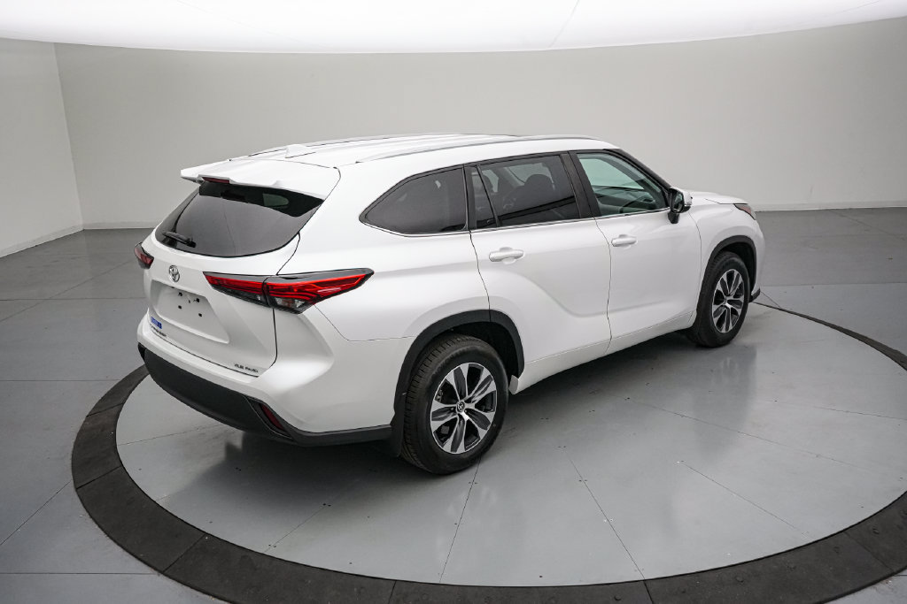 Used 2023 Toyota Highlander XLE AWD/4WD image 4