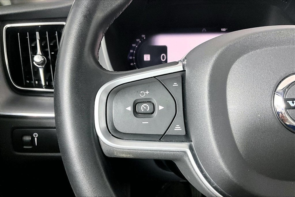 Used 2022 Volvo XC60 B5 Momentum FWD image 18