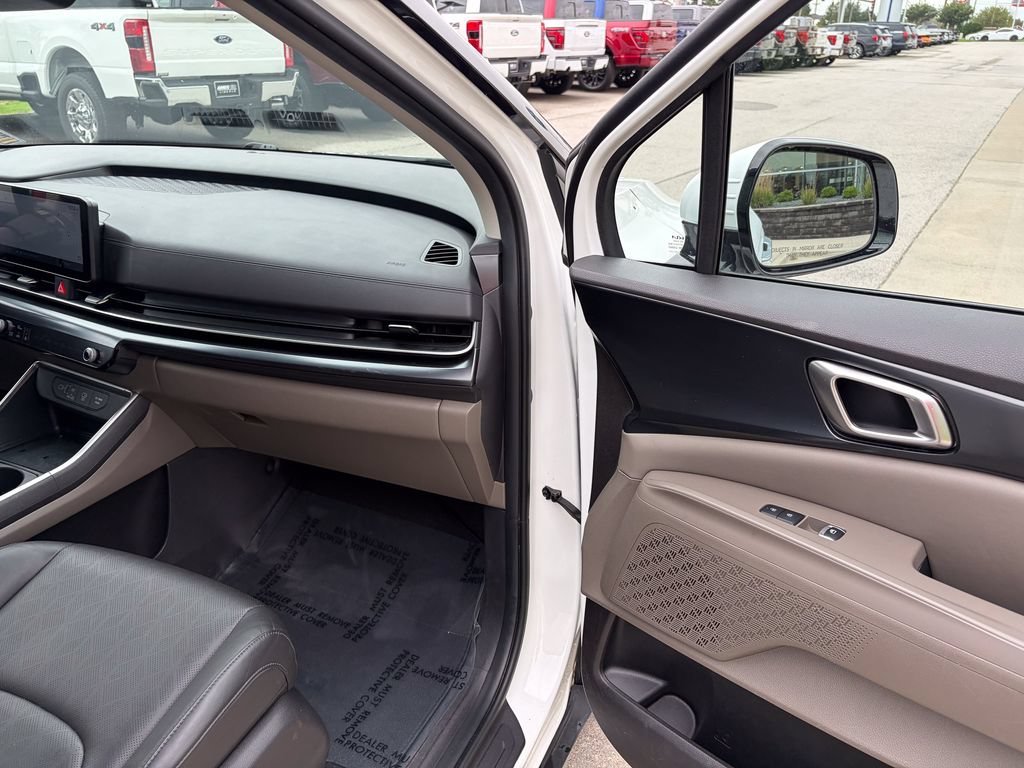 Used 2025 Kia Carnival FWD image 21