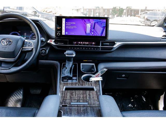 Used 2025 Toyota Sienna Platinum AWD/4WD image 15