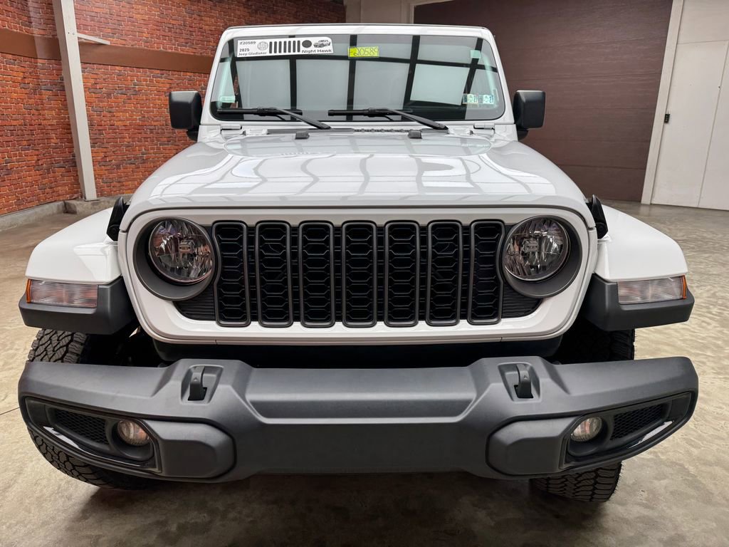 Used 2025 Jeep Gladiator Sport AWD/4WD image 9