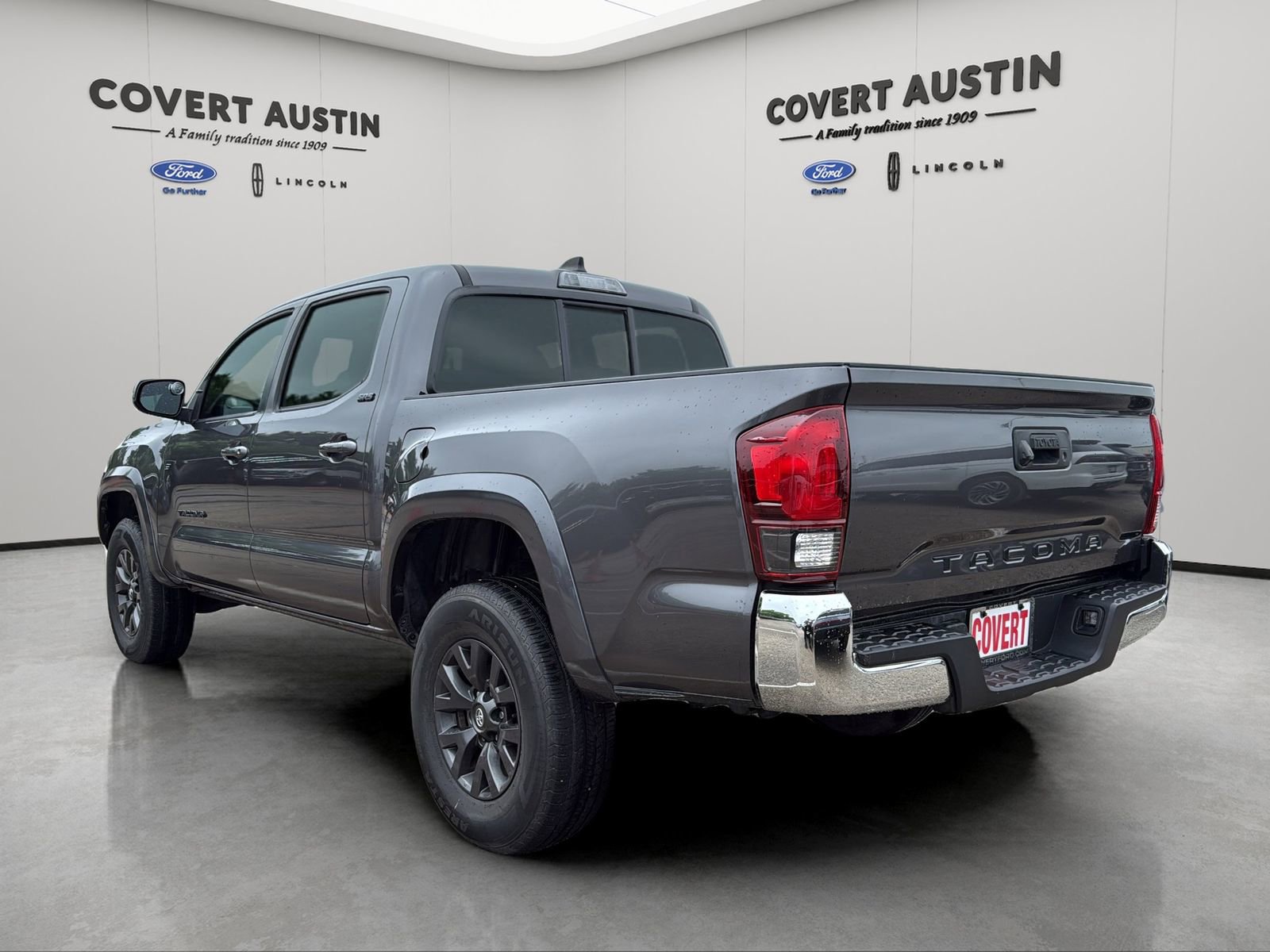 Used 2020 Toyota Tacoma SR5 w/ SR5 Appearance Package (SM) RWD image 3