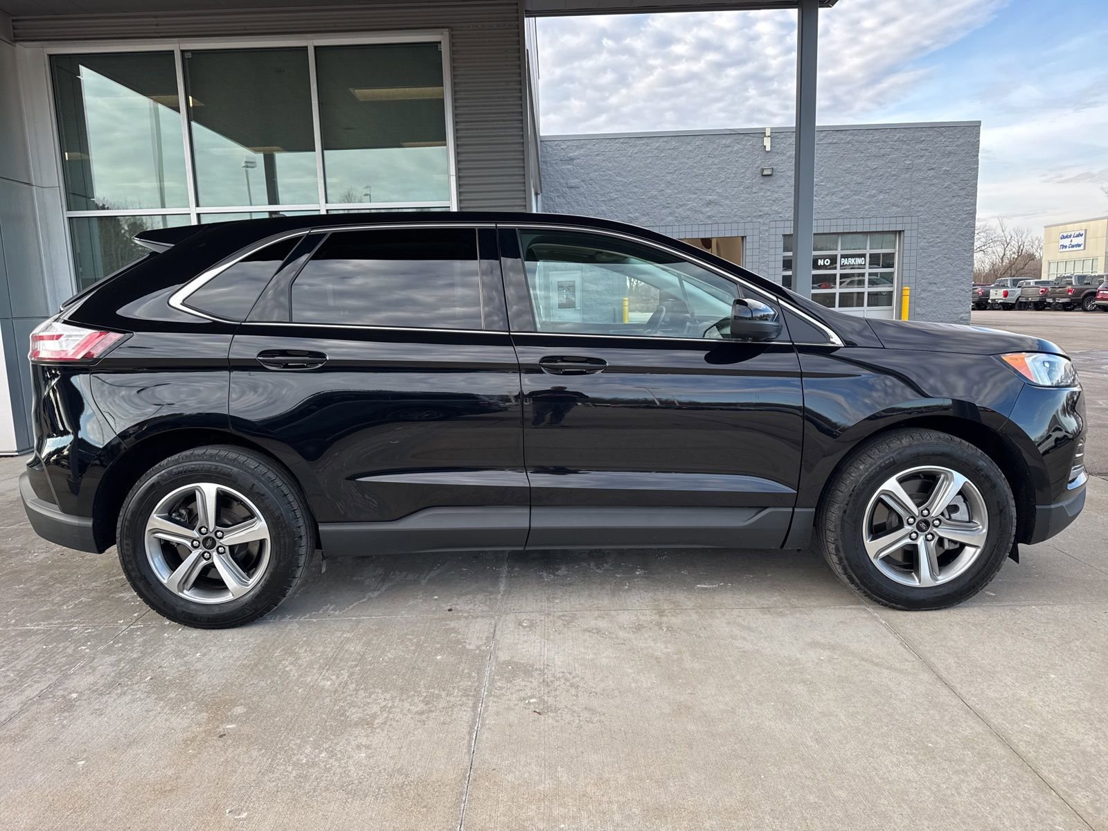 Certified 2023 Ford Edge SEL w/ Convenience Package image 2