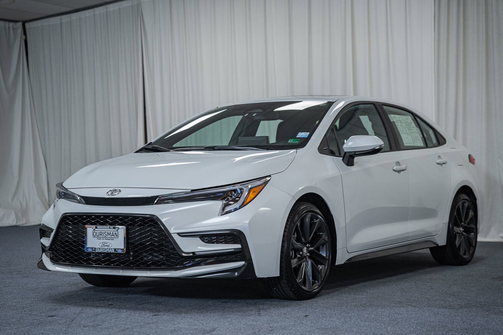 Used 2025 Toyota Corolla SE w/ SE Premium Package FWD image 3