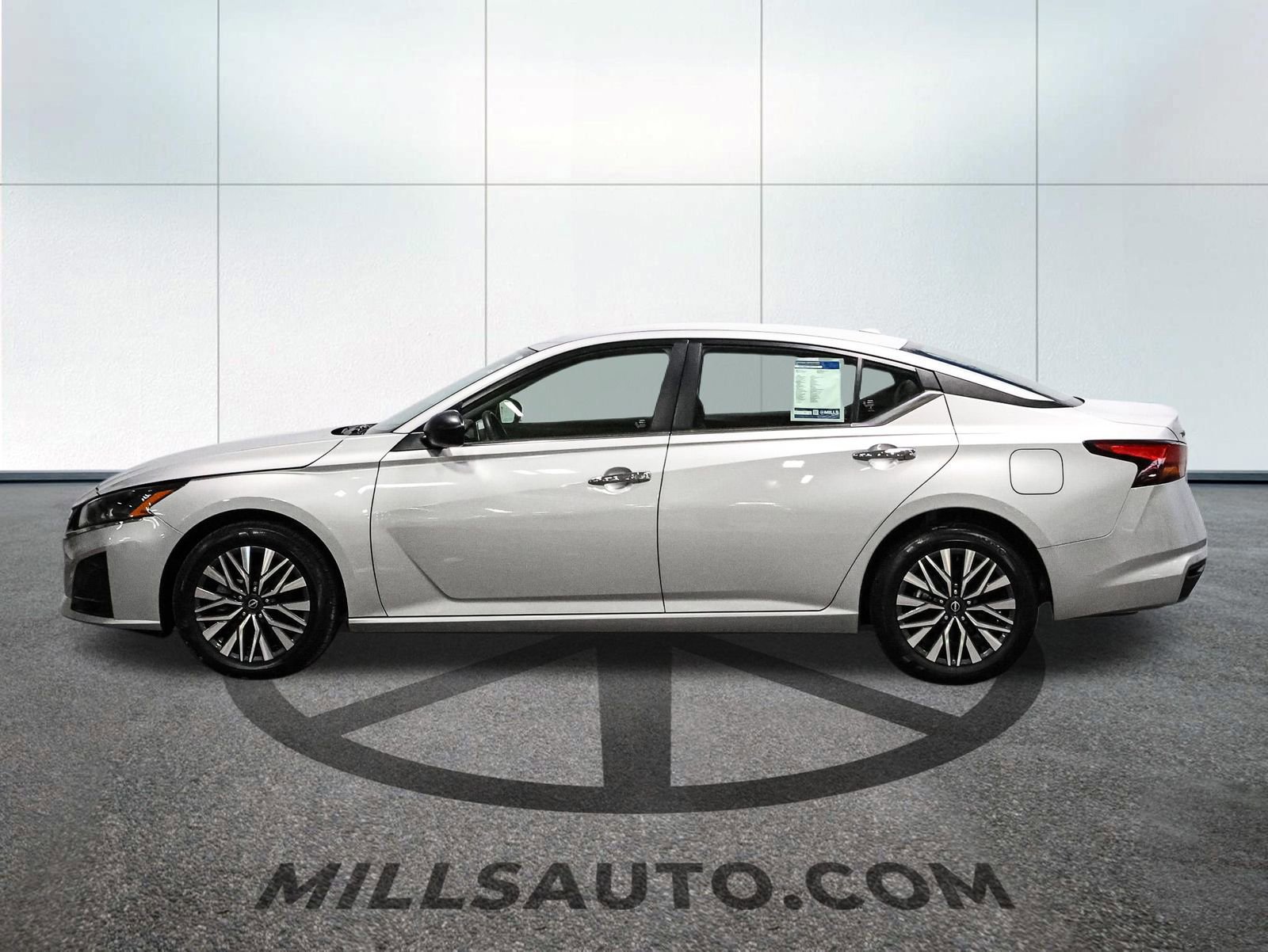 Used 2024 Nissan Altima 2.5 SV image 9