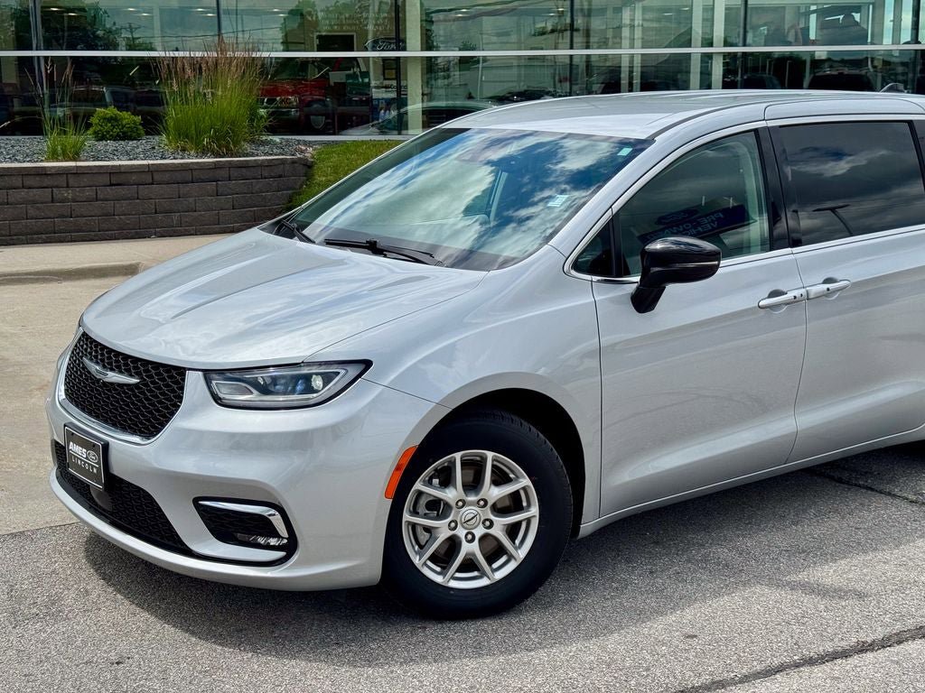Used 2024 Chrysler Pacifica Touring-L FWD image 2