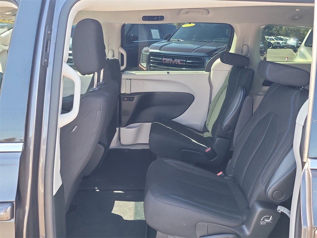 Used 2021 Chrysler Pacifica Touring image 9