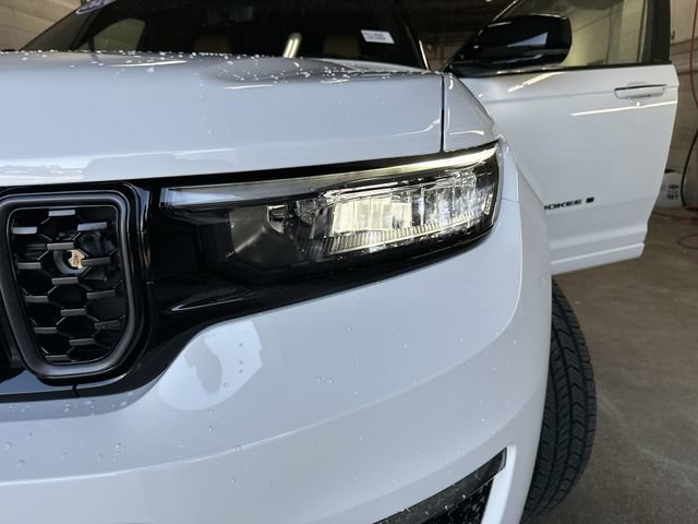Used 2024 Jeep Grand Cherokee L Summit AWD/4WD image 9