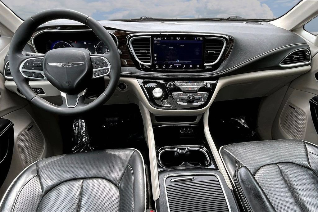 Used 2022 Chrysler Pacifica Limited AWD/4WD image 9
