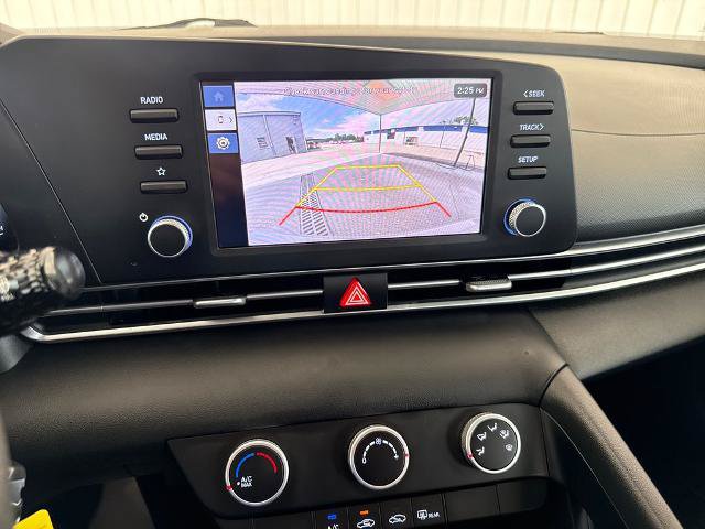Used 2025 Hyundai Elantra SE FWD image 5