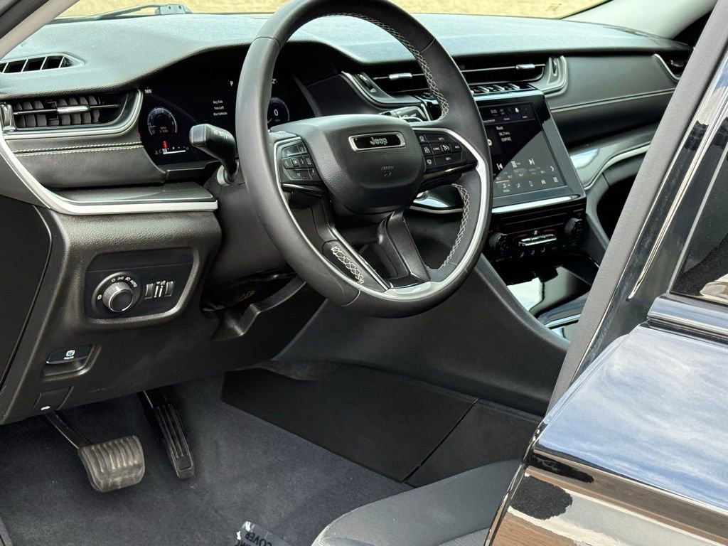 Used 2023 Jeep Grand Cherokee L Laredo AWD/4WD image 7