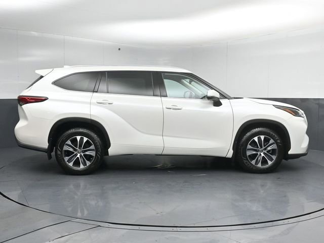 Used 2021 Toyota Highlander XLE AWD/4WD image 8