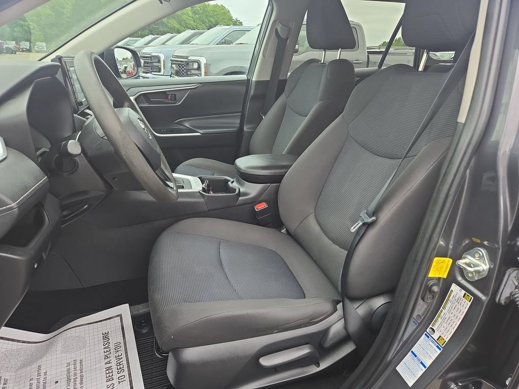 Used 2022 Toyota RAV4 LE AWD/4WD image 6