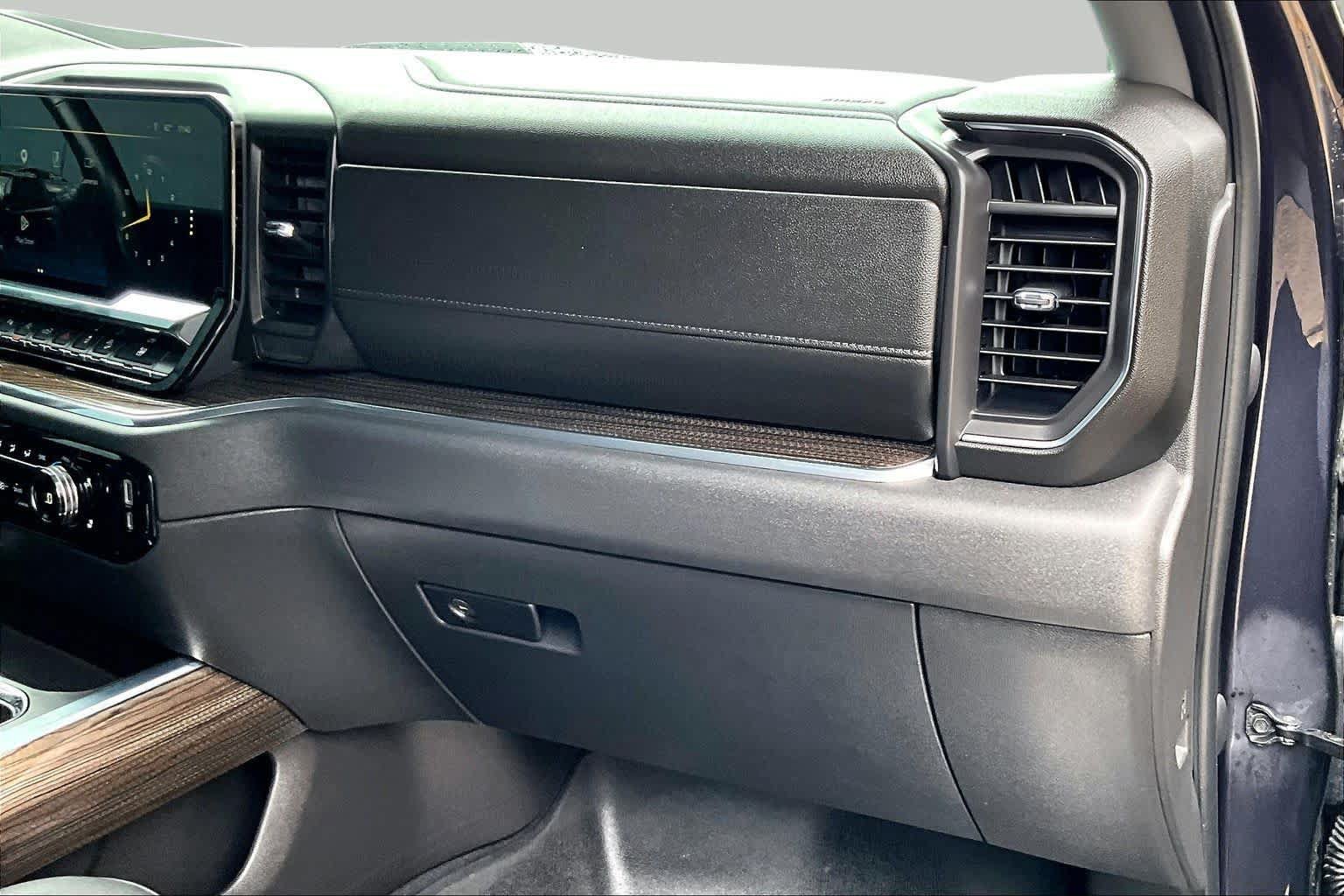 Used 2024 Chevrolet Silverado 1500 LT Trail Boss w/ LT Trail Boss Premium Package AWD/4WD image 19